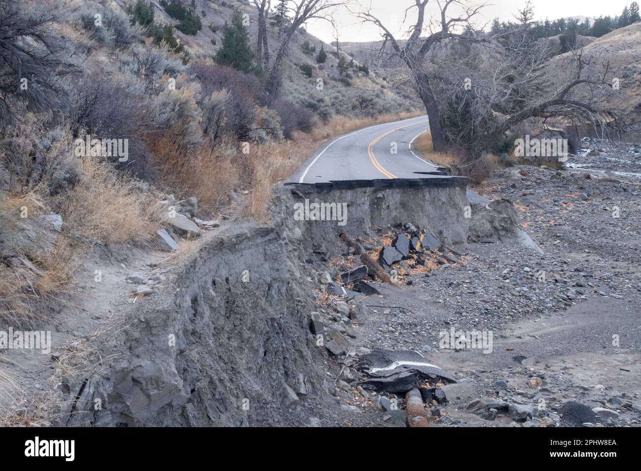 Parco nazionale di Yellowstone; danni stradali all'ingresso nord; inondazioni record alla fine del 2022; Foto Stock