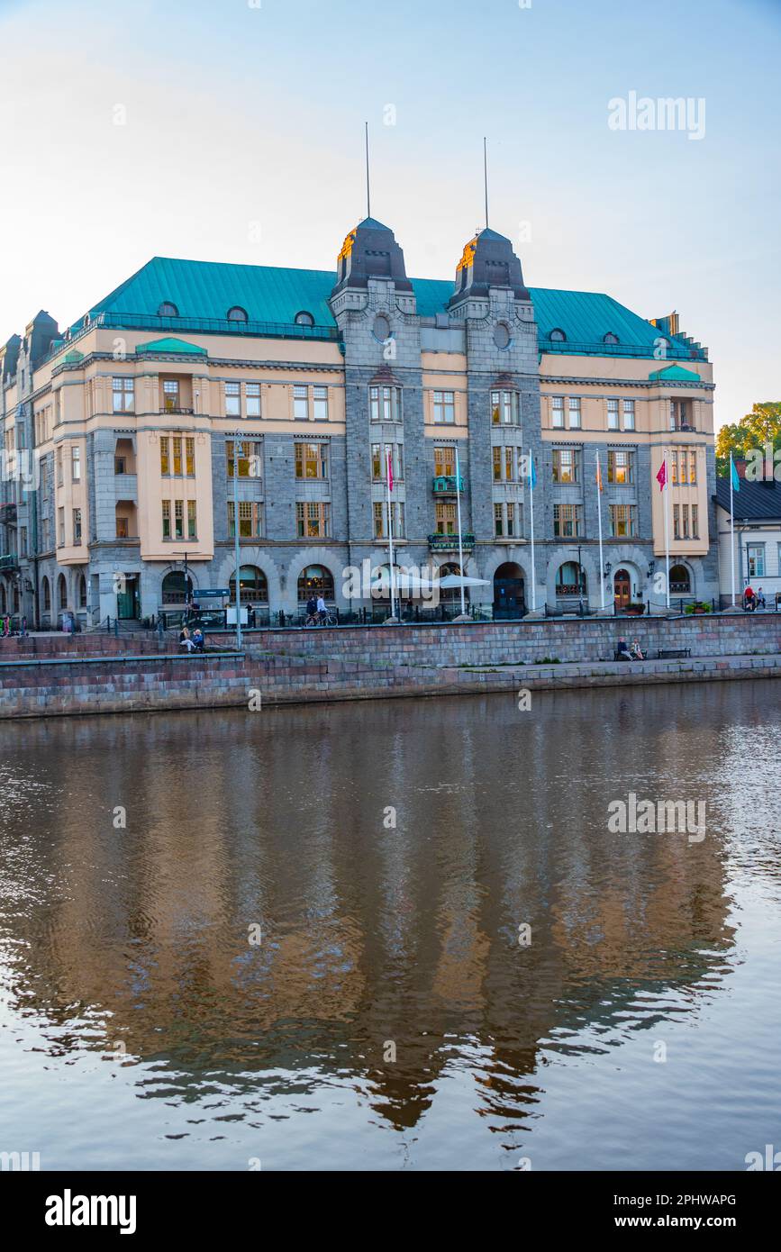 Ufficio della città di Turku lungo il fiume Aura a Turku, Finlandia. Foto Stock