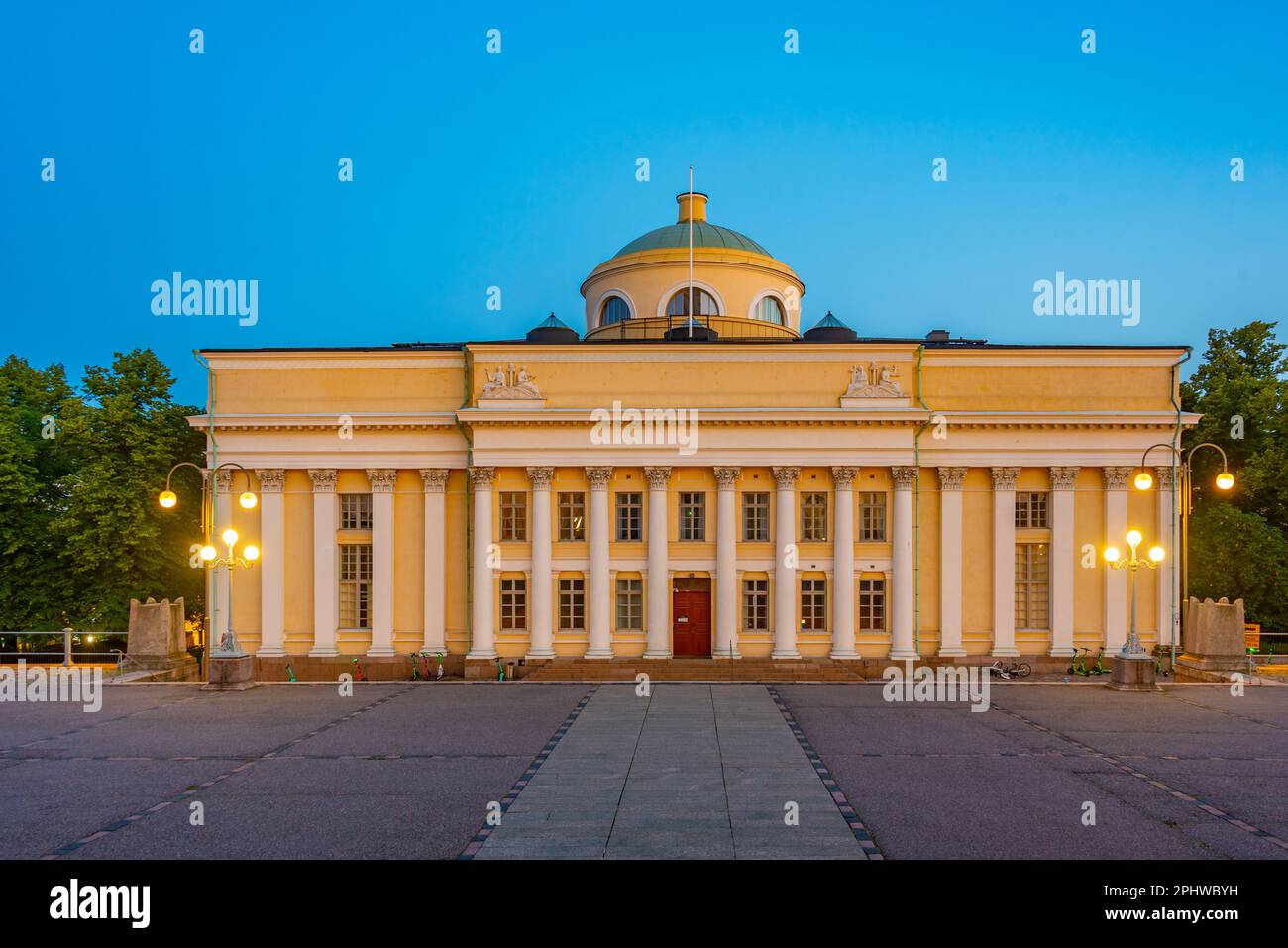 Vista all'alba della Biblioteca Nazionale di Finlandia a Helsinki. Foto Stock