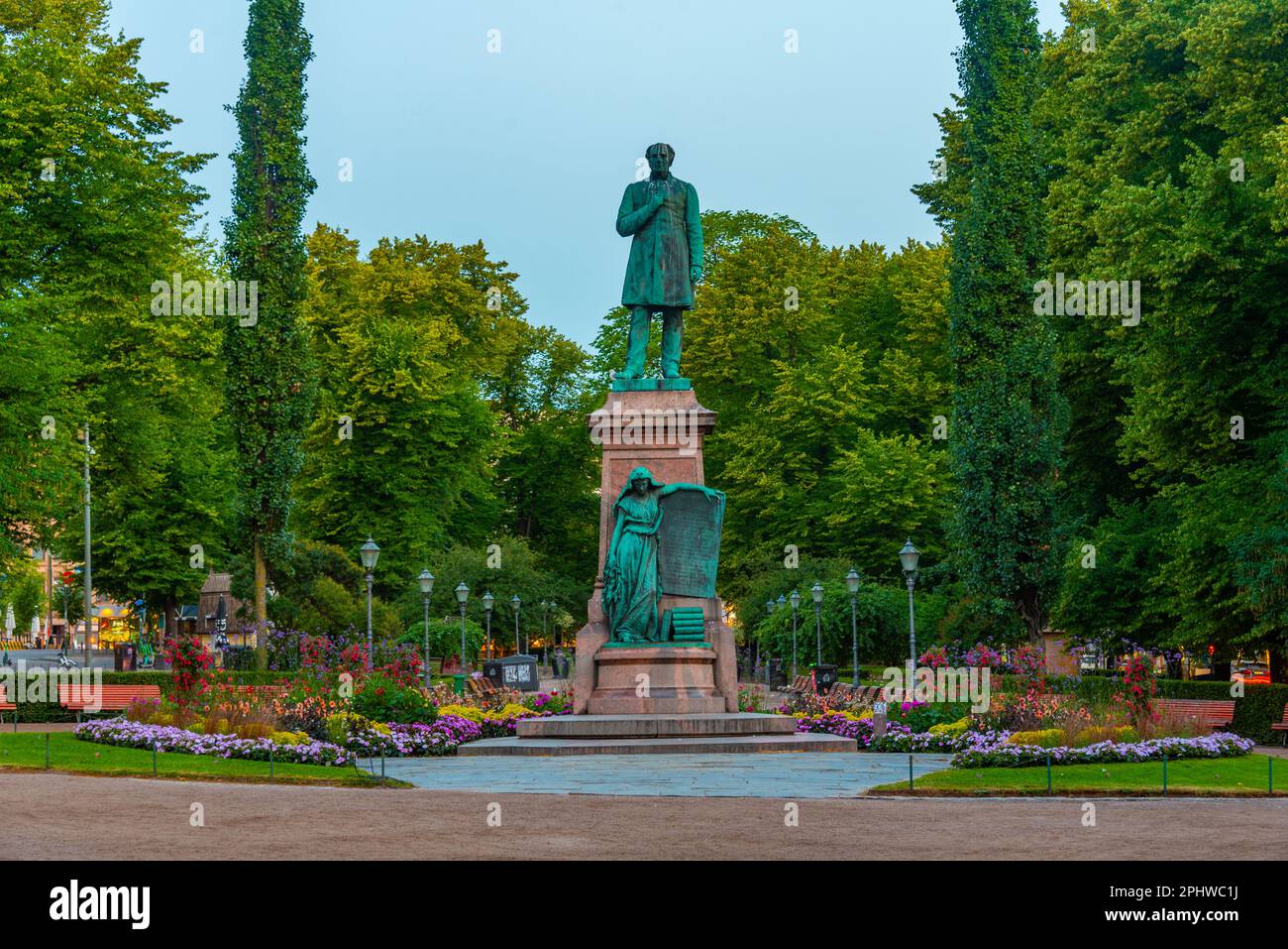 Statua di JL Runeberg, il poeta nazionale della Finlandia, nel viale del parco Esplanadi a Helsinki, Finlandia. Foto Stock