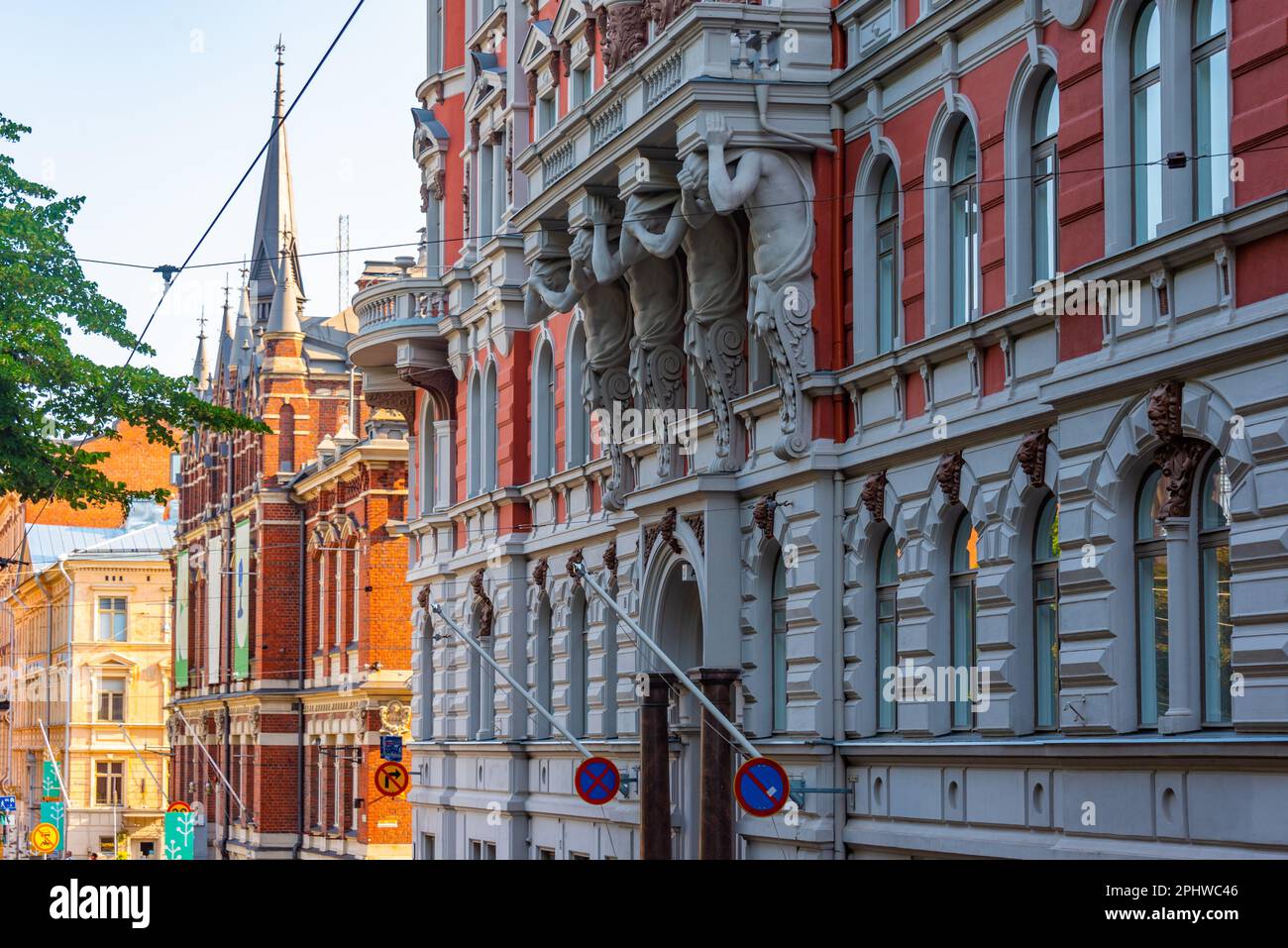 Edifici storici in una strada a Helsinki durante una giornata di sole, Finlandia. Foto Stock