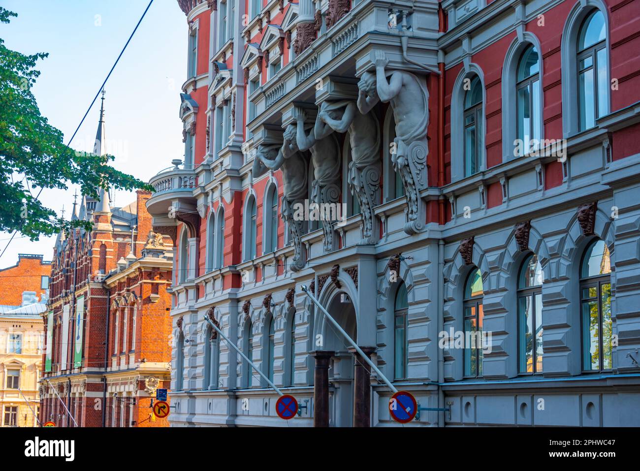 Edifici storici in una strada a Helsinki durante una giornata di sole, Finlandia. Foto Stock