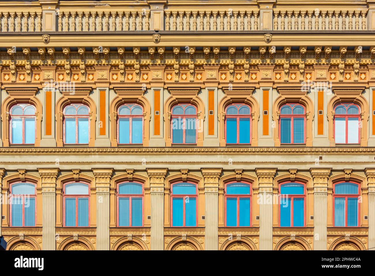 Edifici storici in una strada a Helsinki durante una giornata di sole, Finlandia. Foto Stock