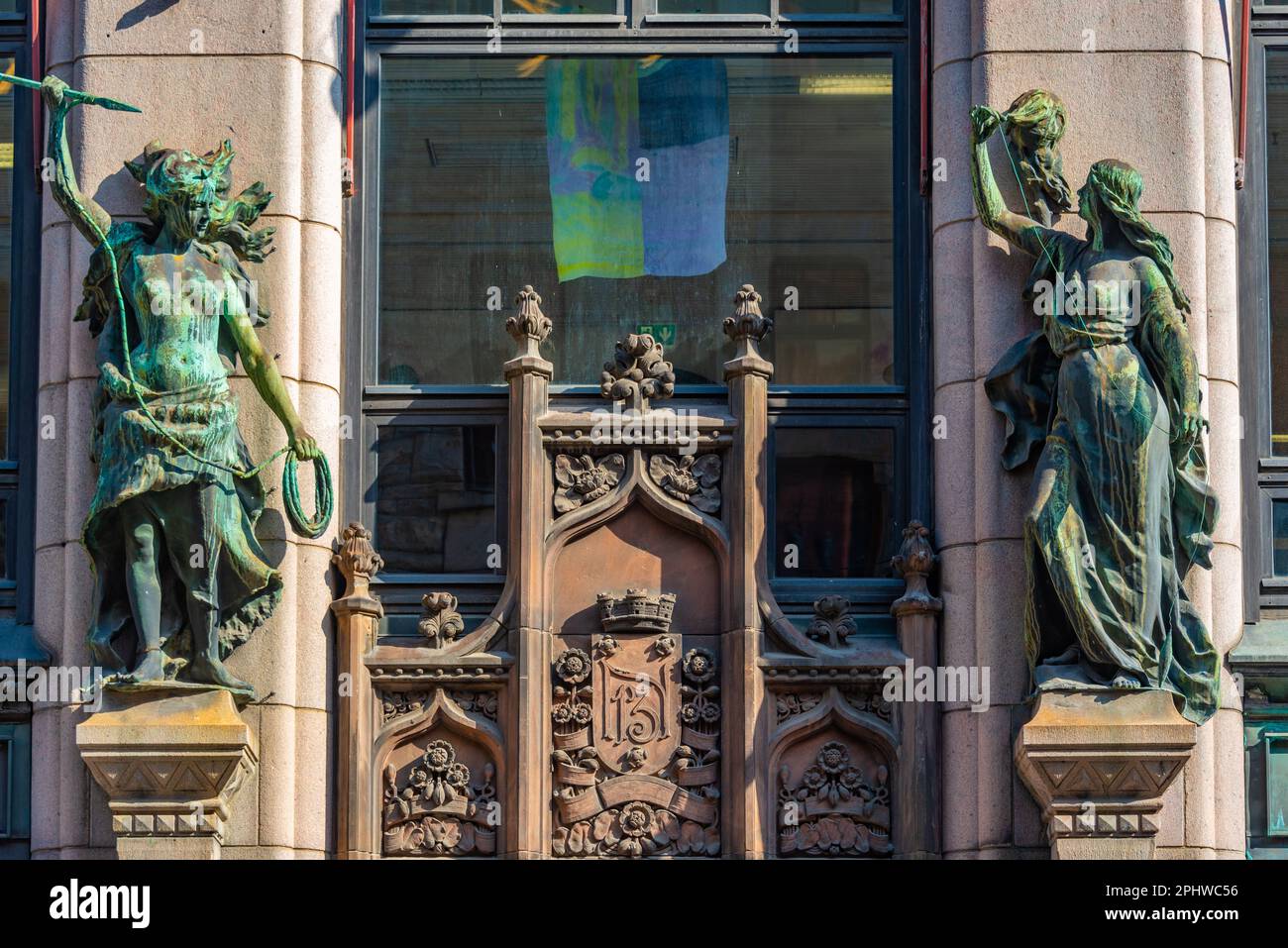 Edifici storici in una strada a Helsinki durante una giornata di sole, Finlandia. Foto Stock