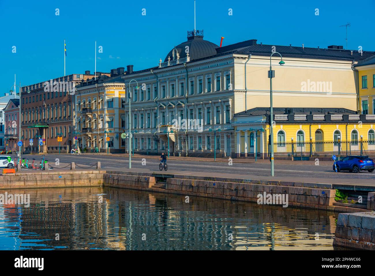 Edifici storici in una strada a Helsinki durante una giornata di sole, Finlandia. Foto Stock
