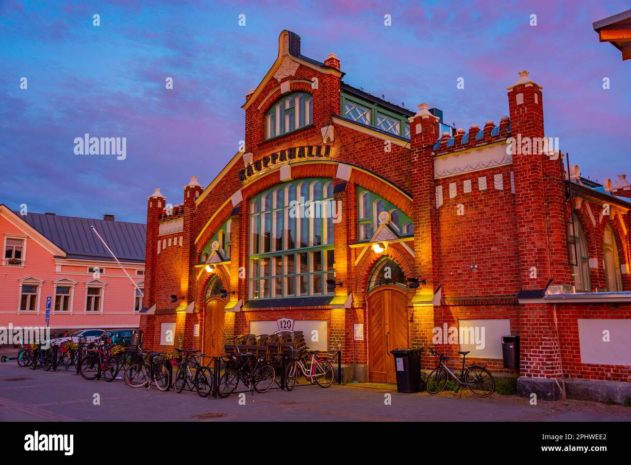Kauppahalli - mercato di Oulu in Finlandia durante il tramonto. Foto Stock