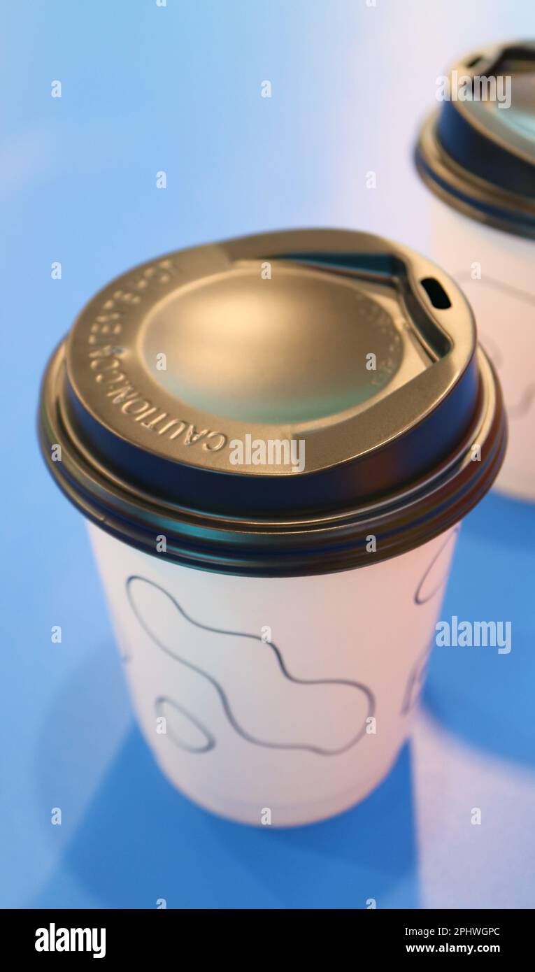 Primo piano di caffè caldo in una tazza da asporto usa e getta Foto Stock