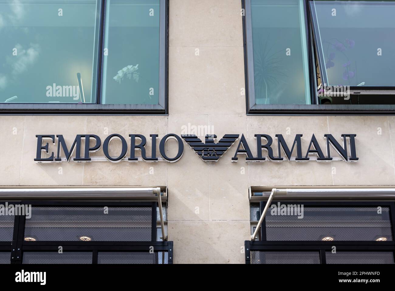 Segno commerciale e logo di un negozio Emporio Armani, marchio di abbigliamento italiano creato dallo stilista Giorgio Armani Foto Stock