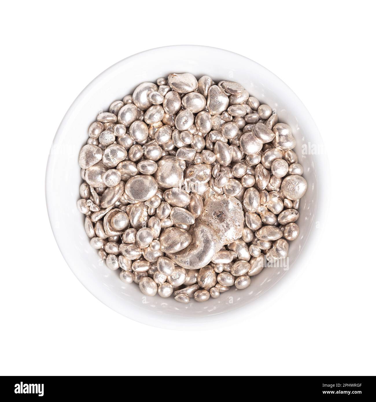 Granuli fini di argento, in una ciotola bianca. Argento purificato granulare, come esce dalla fusione, ulteriormente lavorato nell'industria e nella tecnologia. Foto Stock