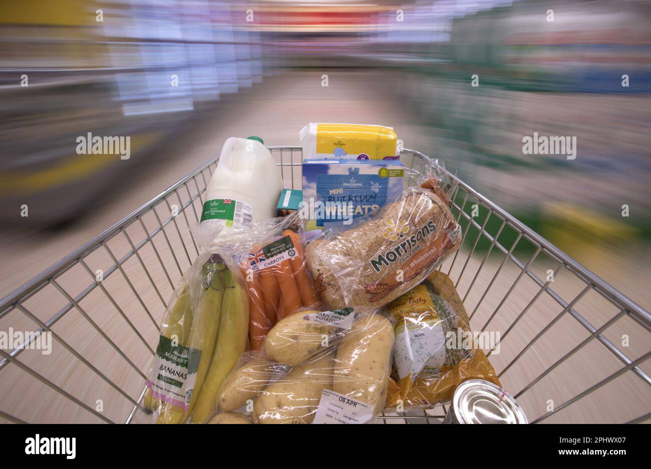 SOLO USO EDITORIALE Foto del file datata 04/04/17 di cibo in un carrello della spesa. La Scozia dovrà affrontare l'elevata inflazione nel corso del 2023, un esperto di economia ha avvertito che "i prezzi aumentano in modo significativo”, in particolare per i prodotti alimentari, "continuano a esercitare pressioni sui bilanci delle famiglie”. Foto Stock