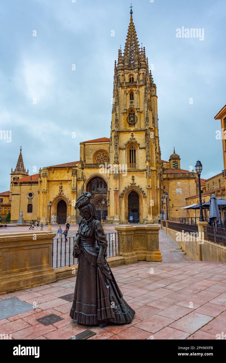 Statua la Regenta di fronte alla Cattedrale Metropolitana di San Salvador di Oviedo in Spagna. Foto Stock