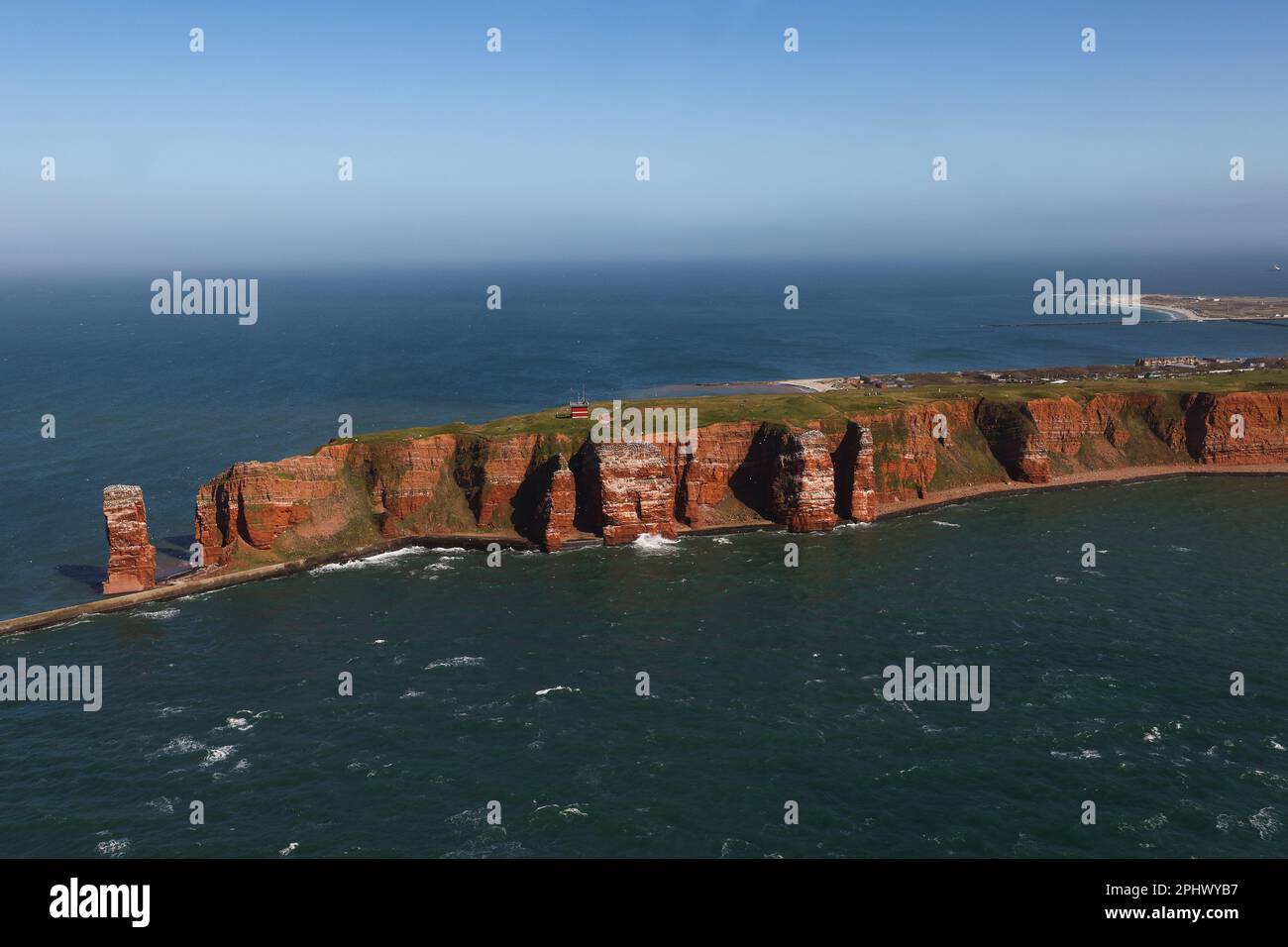 Helgoland, Germania. 23rd Mar, 2023. Vista sull'isola di Helgoland, con le scogliere rosse, Lummenfelsen e la roccia 'Lange Anna' (l). Credit: Christian Charisius/dpa/Alamy Live News Foto Stock