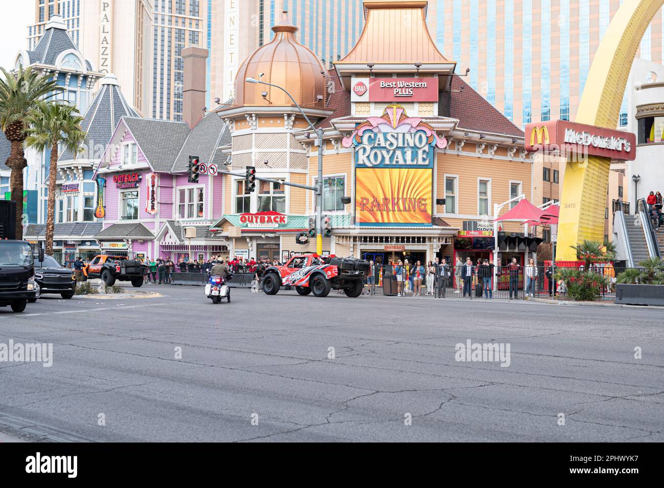 Baja Racing Trucks roll down Las Vegas Strip March 8th 2023 la 2023 BF Goodrich Tires Mint 400 si è svolta dal 8-12 marzo a Las Vegas, Nevada. Foto Stock