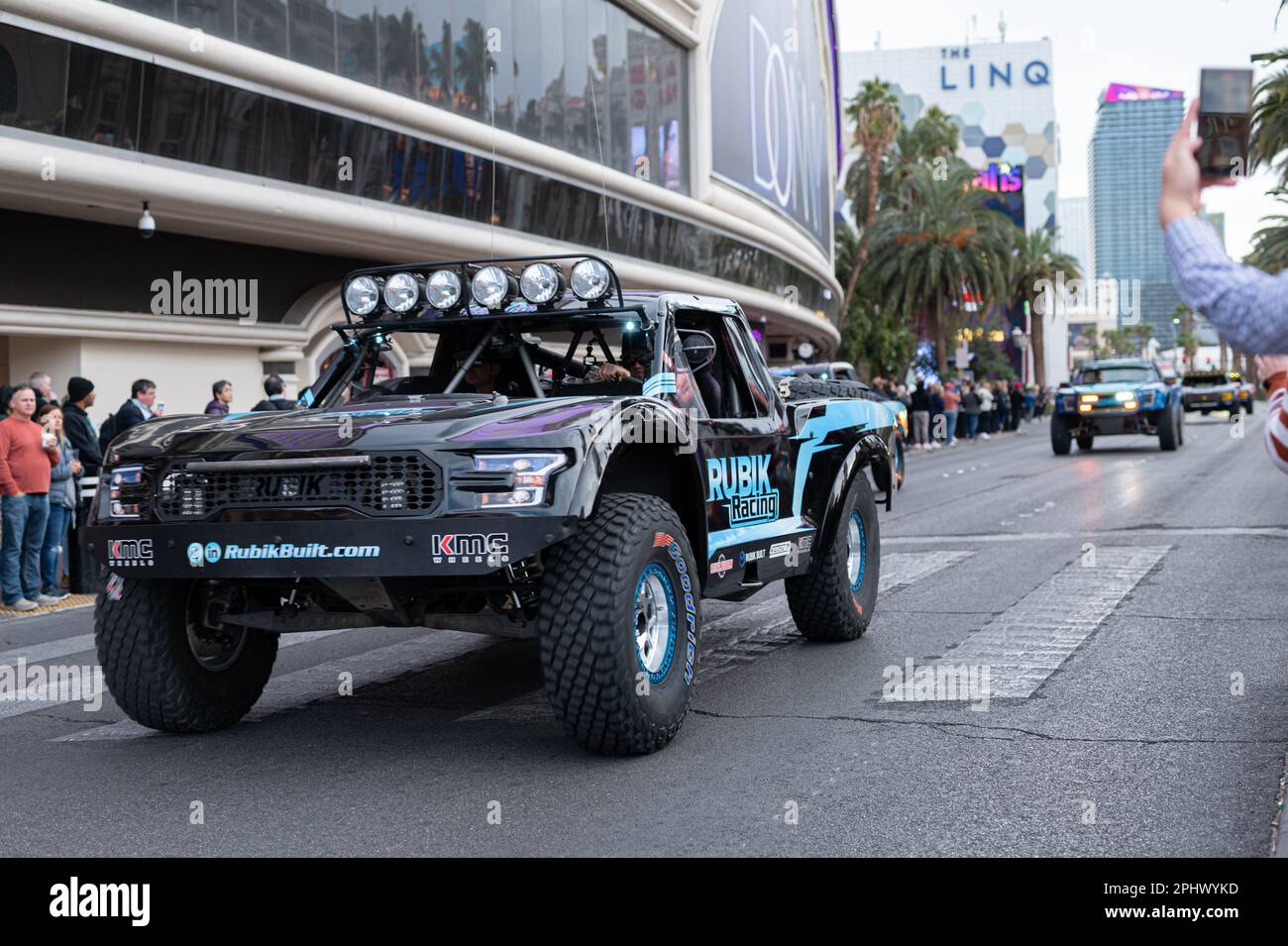 Baja Racing Trucks roll down Las Vegas Strip March 8th 2023 la 2023 BF Goodrich Tires Mint 400 si è svolta dal 8-12 marzo a Las Vegas, Nevada. Foto Stock