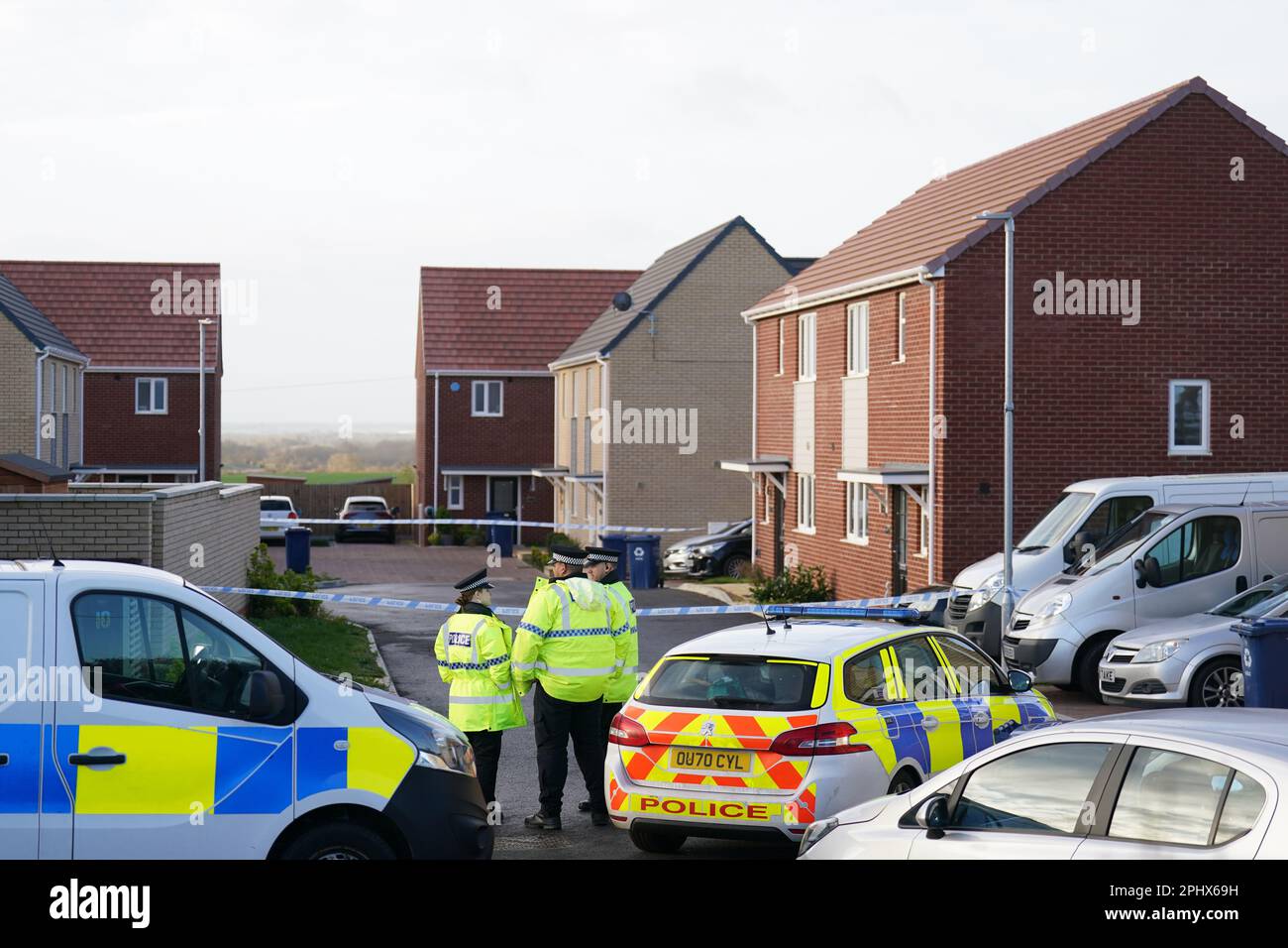 Polizia sulla scena a Meridian Close, Bluntisham, Cambridgeshire, dove la polizia ha trovato il corpo di un uomo di 32 anni con una ferita da sparo. In seguito furono chiamati in una seconda proprietà di Ely, Cambridgeshire, dove trovarono il corpo di un uomo di 57 anni che era morto anche per ferite da sparo. La morte di entrambi gli uomini viene trattata come un omicidio e tre uomini sono stati arrestati dalla polizia del Cambridgeshire. Data immagine: Giovedì 30 marzo 2023. Foto Stock