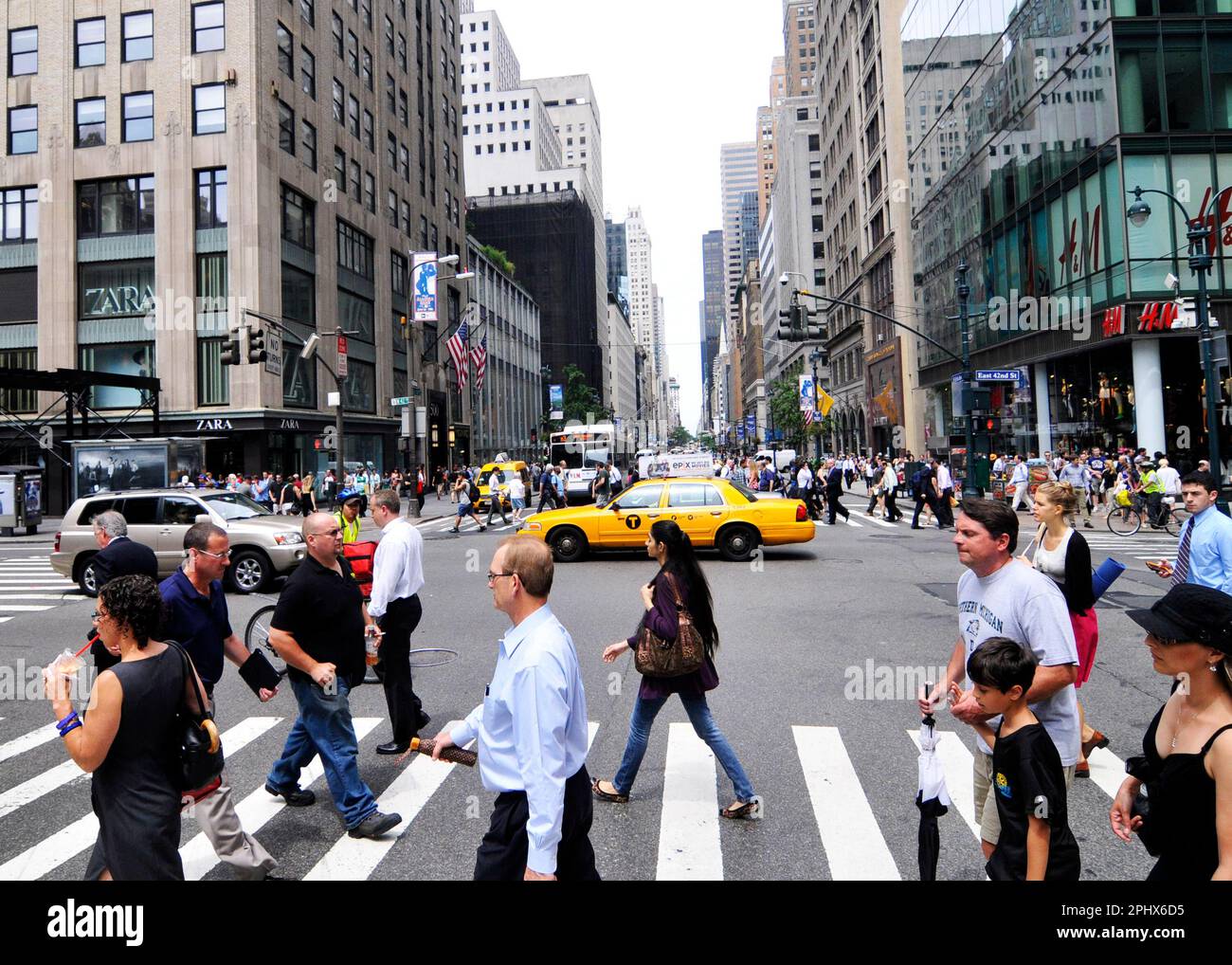 Pedoni che attraversano la Fifth Avenue / East 42nd Street a Manhattan, New York City, USA. Foto Stock