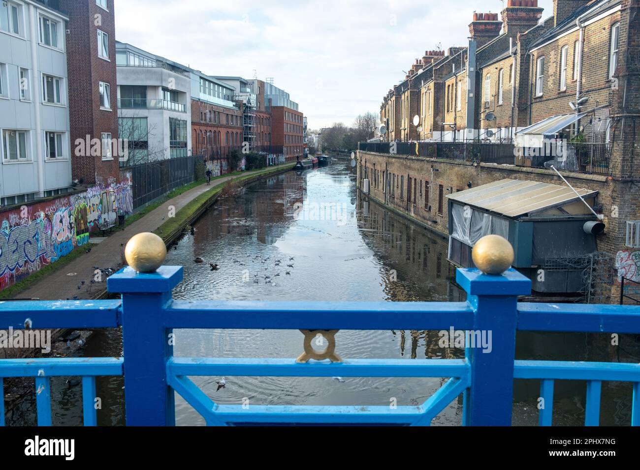 Londra - Maggio 2023: Il Grand Union Canal vicino a Harrow Road a Maida vale sono di Londra ovest Foto Stock