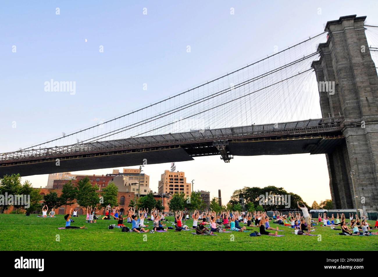 Sessione di yoga al tramonto al parco del ponte di Brooklyn a New York City, NY, USA. Foto Stock