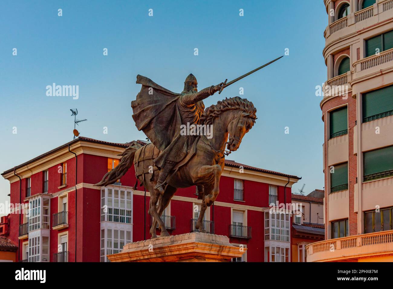 Vista al tramonto della statua di El Cid nella città spagnola Burgos. Foto Stock