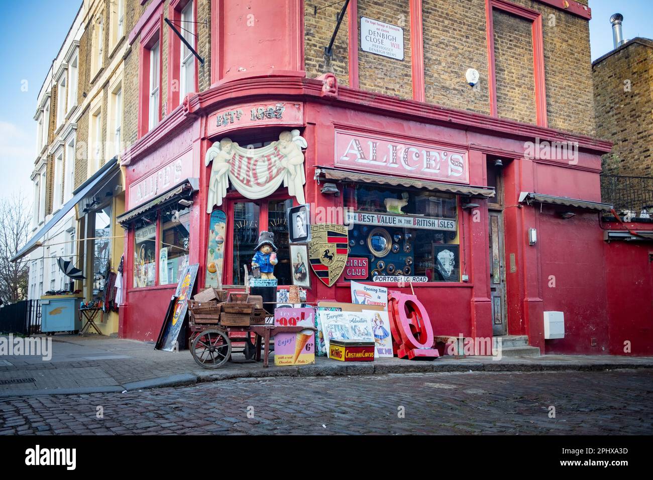 Londra - Gennaio 2023: Famoso negozio su Portobello Road a Notting Hill, Londra ovest - strada punto di riferimento con mercato di strada Foto Stock