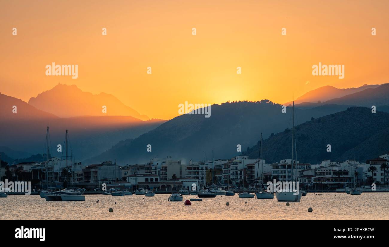 Tramonto sulle montagne settentrionali di Tramuntana dalla località turistica di Port de Pollenca Majorca Spagna Foto Stock