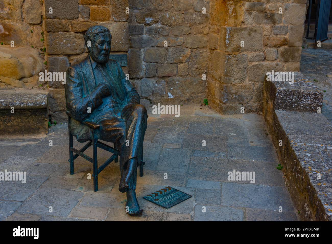 Statua di Luis Garcia Berlanga nel villaggio spagnolo di Sos del Rey Catolico. Foto Stock