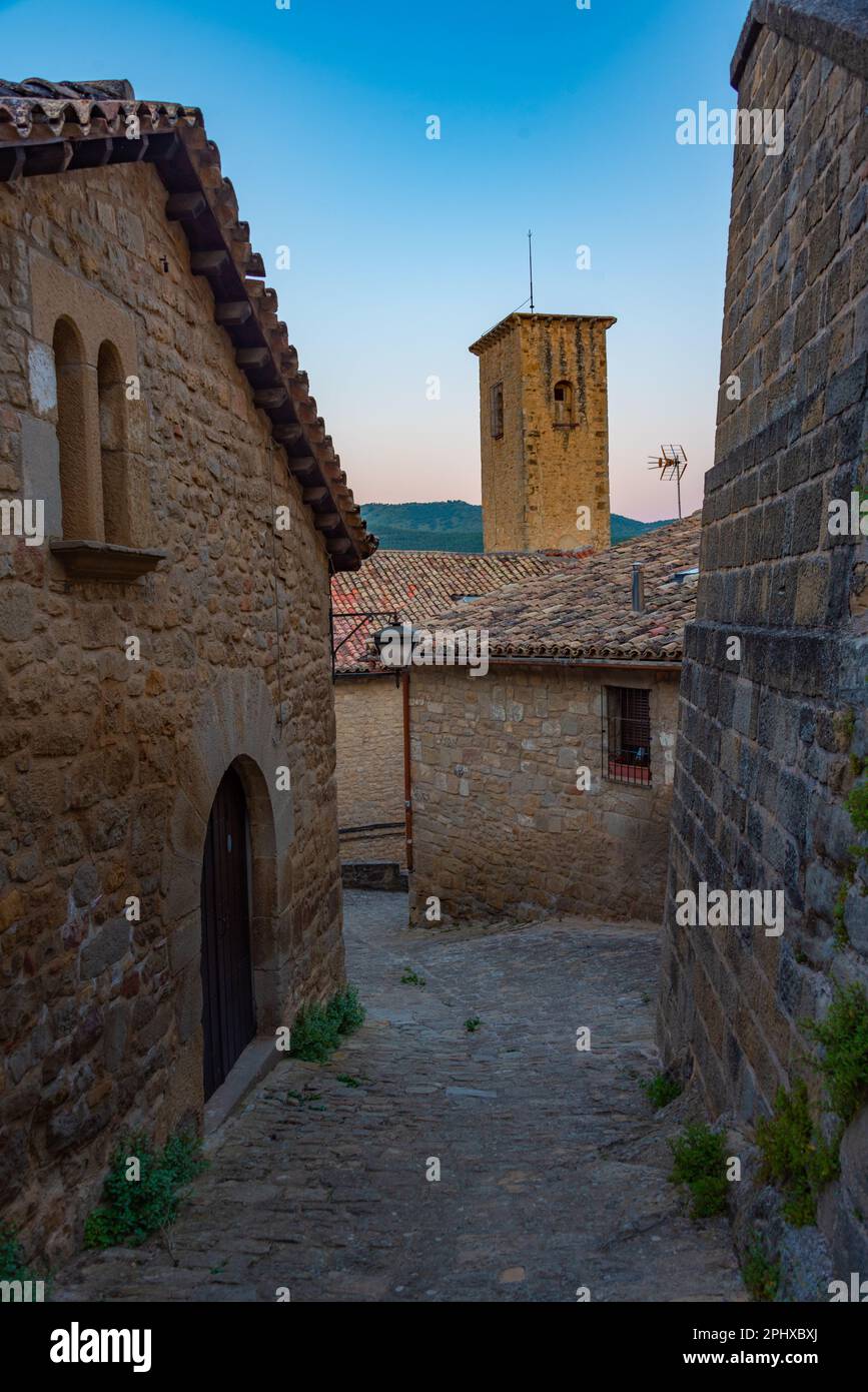 Vista all'alba di una strada medievale nel villaggio spagnolo di Sos del Rey Catolico. Foto Stock