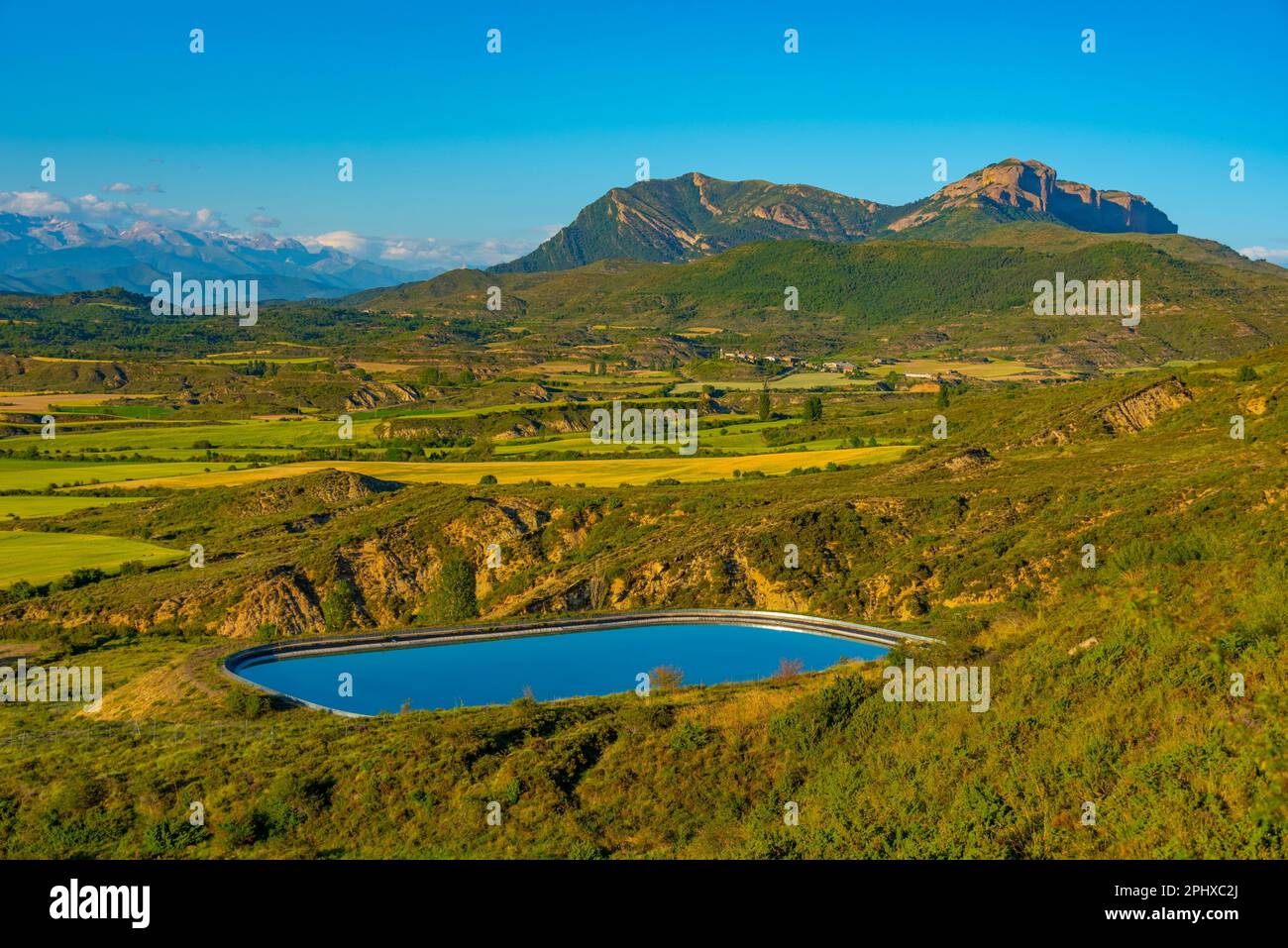 Panorama dei Pirenei vicino al villaggio spagnolo Bailo. Foto Stock