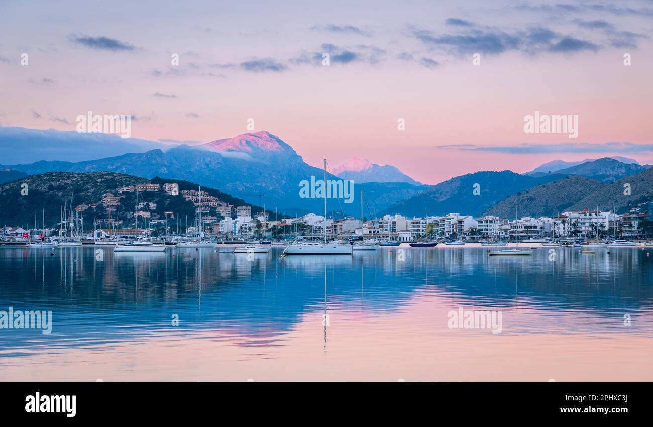Alba e bagliore alpino sulle montagne della Tramuntana dal porto di Pollenca Maiorca Spagna Foto Stock