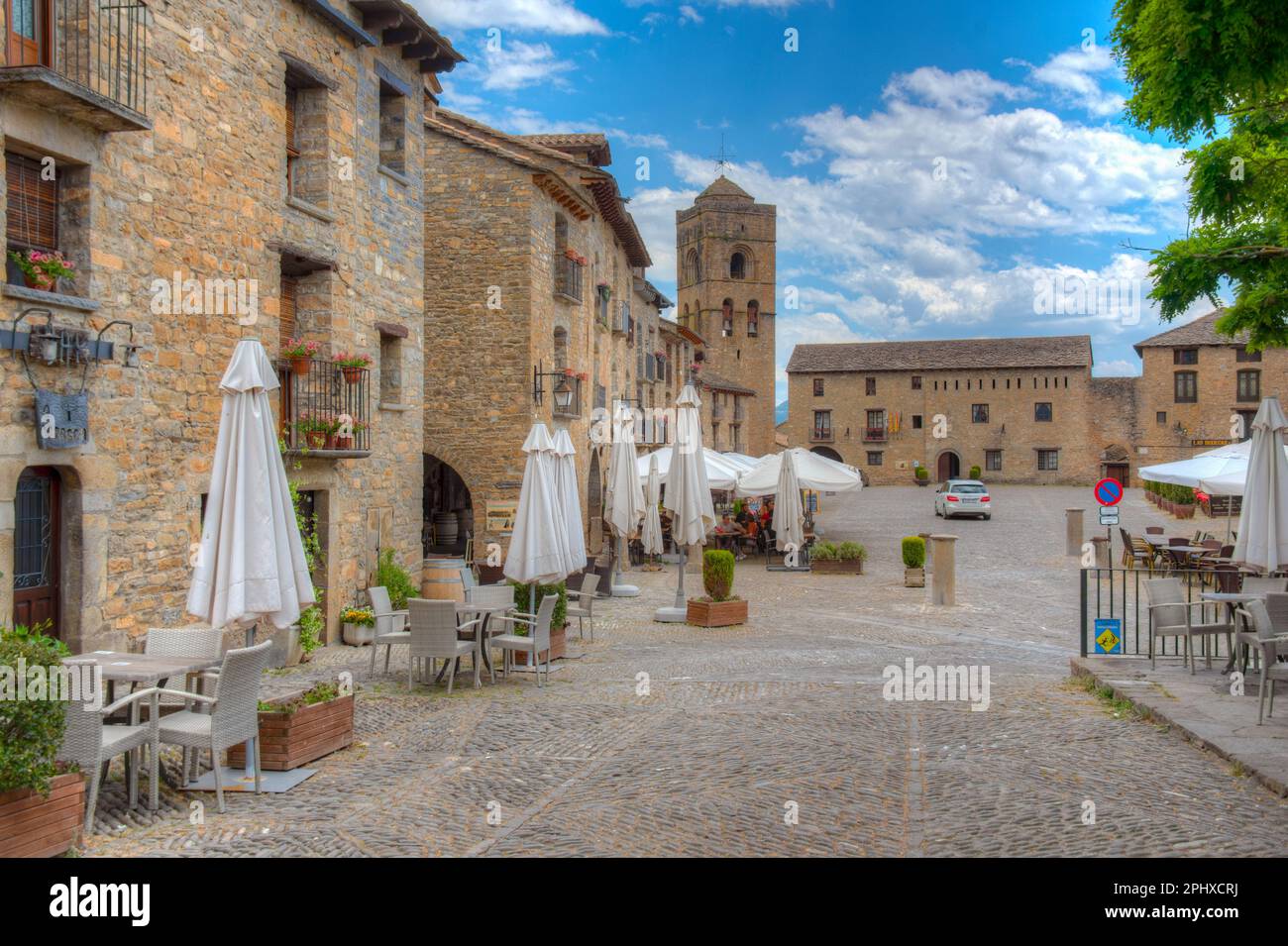 Plaza Mayor nel villaggio spagnolo di Ainsa. Foto Stock