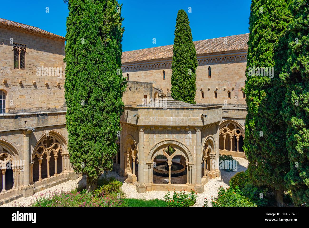 Chiostro al Monastero di Santa Maria de Poblet in Spagna. Foto Stock