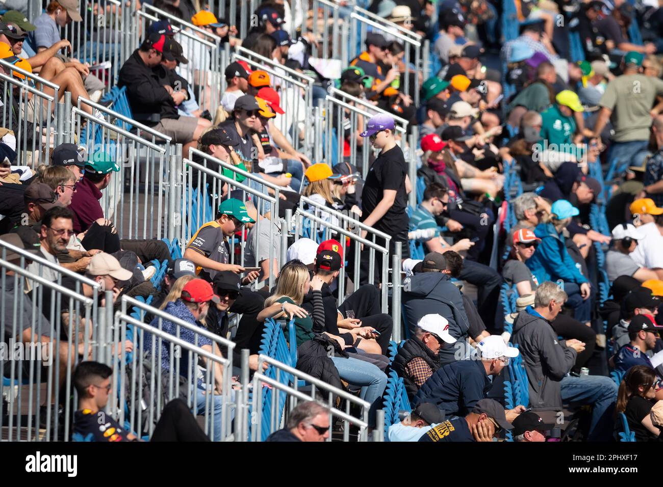 Melbourne, Australia, 30 marzo 2023. I fan della Formula 1 sono visti nelle tribune durante il Gran Premio d'Australia di Formula uno del 30 marzo 2023, al circuito del Gran Premio di Melbourne ad Albert Park, in Australia. Credit: Dave Hewison/Speed Media/Alamy Live News Foto Stock