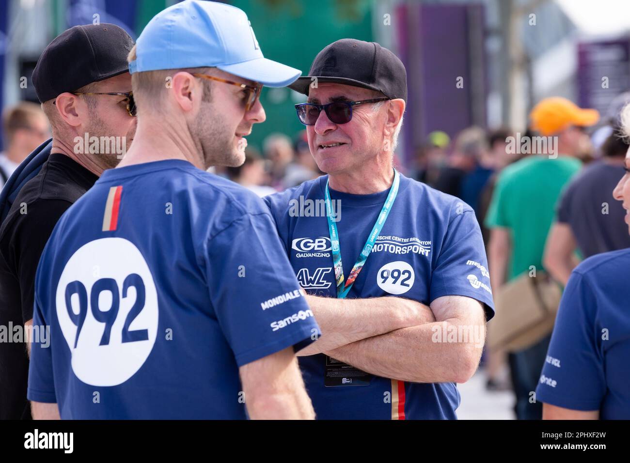 Melbourne, Australia, 30 marzo 2023. I fan della Formula 1 si vedono godendo l'atmosfera durante il Gran Premio d'Australia di Formula uno del 30 marzo 2023, presso il circuito del Gran Premio di Melbourne ad Albert Park, Australia. Credit: Dave Hewison/Speed Media/Alamy Live News Foto Stock