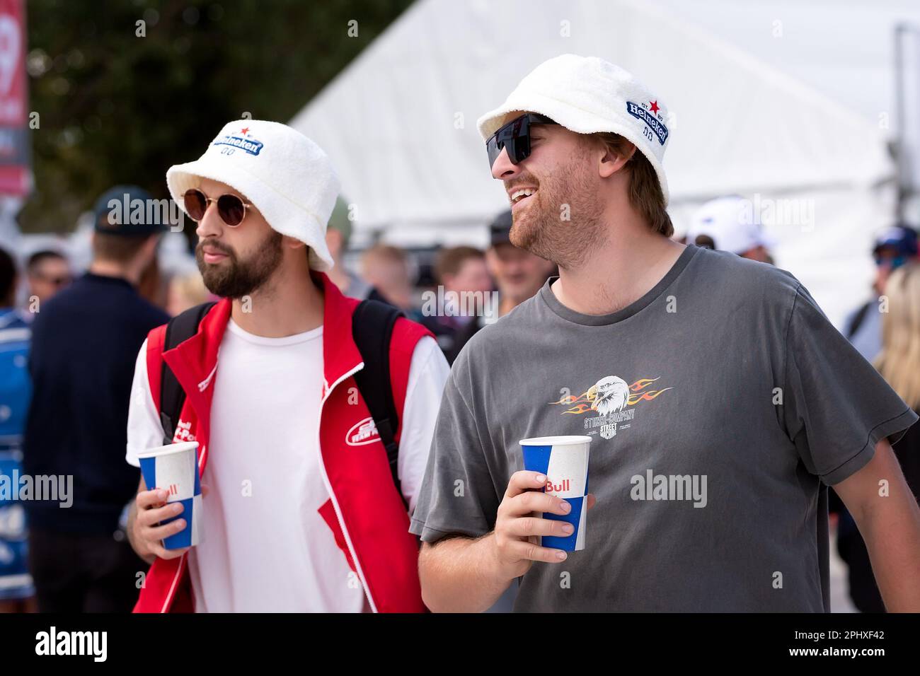 Melbourne, Australia, 30 marzo 2023. I fan della Formula 1 si vedono godendo l'atmosfera durante il Gran Premio d'Australia di Formula uno del 30 marzo 2023, presso il circuito del Gran Premio di Melbourne ad Albert Park, Australia. Credit: Dave Hewison/Speed Media/Alamy Live News Foto Stock