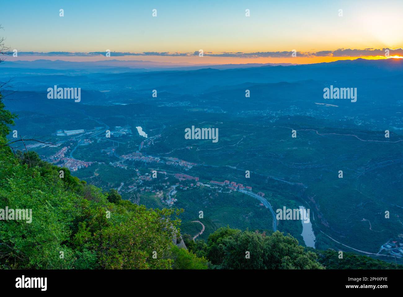 Veduta aerea all'alba di Monistrol de Montserrat in Spagna. Foto Stock