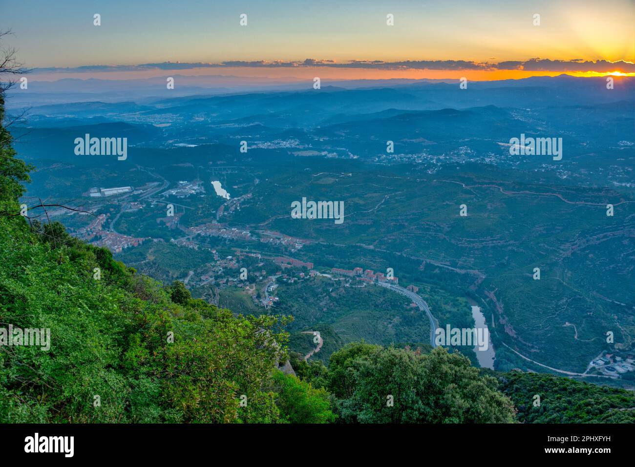 Veduta aerea all'alba di Monistrol de Montserrat in Spagna. Foto Stock
