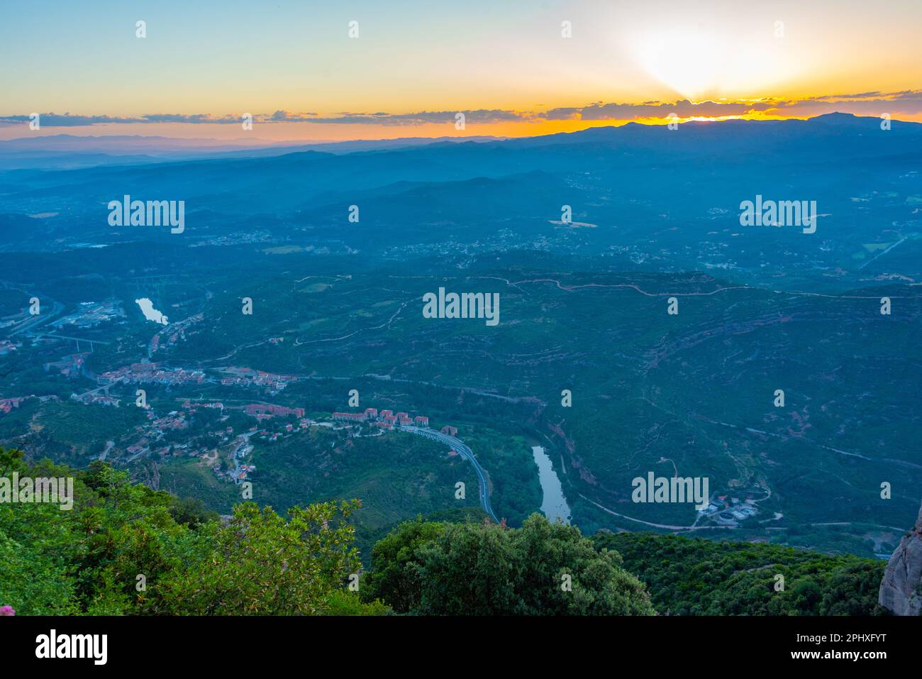 Veduta aerea all'alba di Monistrol de Montserrat in Spagna. Foto Stock