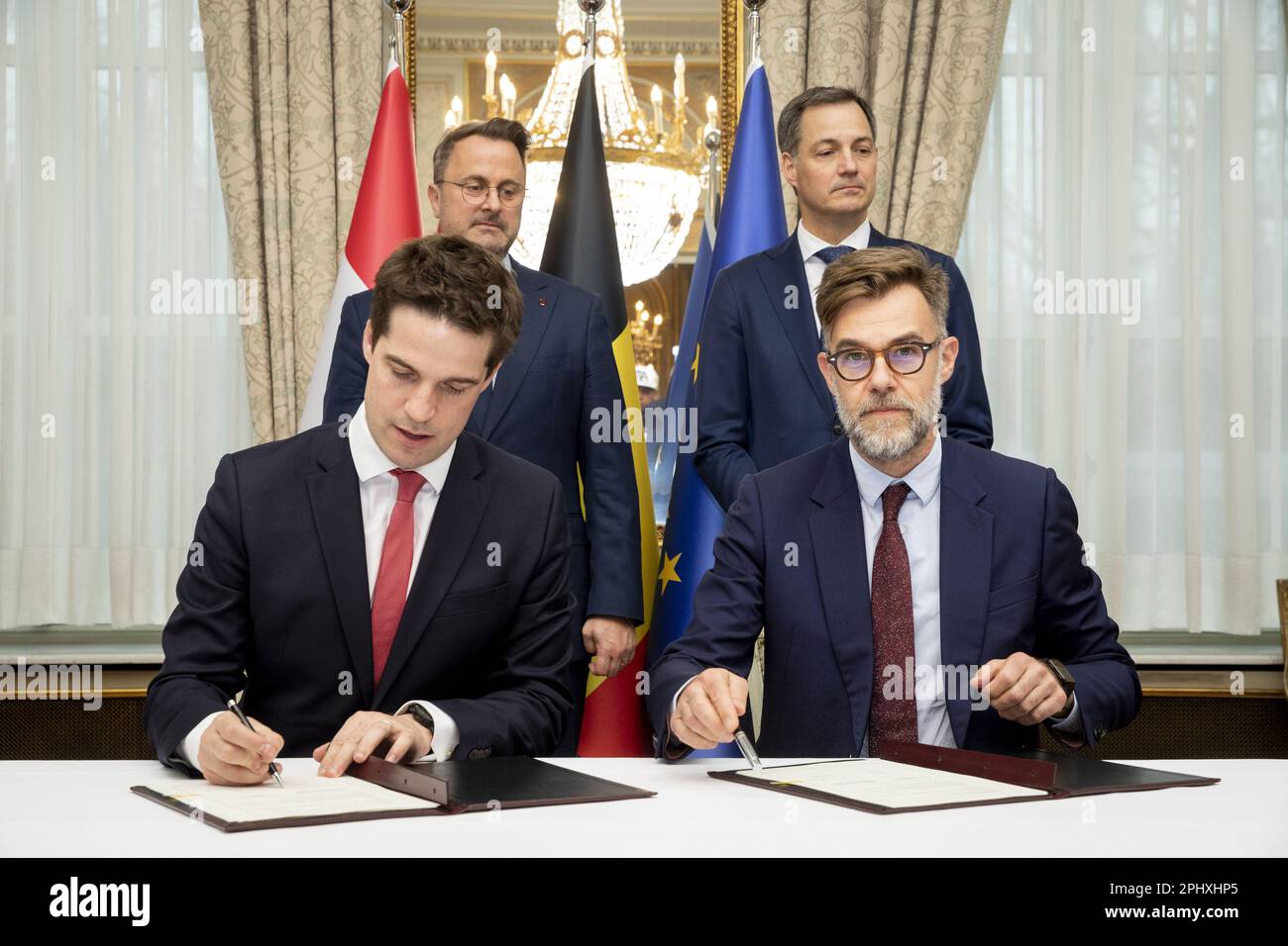 Bruxelles, Belgio. 29th Mar, 2023. Il Segretario di Stato per la politica scientifica Thomas Dermine, il primo ministro lussemburghese Xavier Bettel, il primo ministro Alexander De Croo e Franz Fayot hanno illustrato, durante una cerimonia di firma dopo il vertice di Gaichel, un incontro diplomatico tra il Belgio e il Granducato di Lussemburgo mercoledì 29 marzo 2023 a Bruxelles. BELGA PHOTO HATIM KAGHAT Credit: Belga News Agency/Alamy Live News Foto Stock