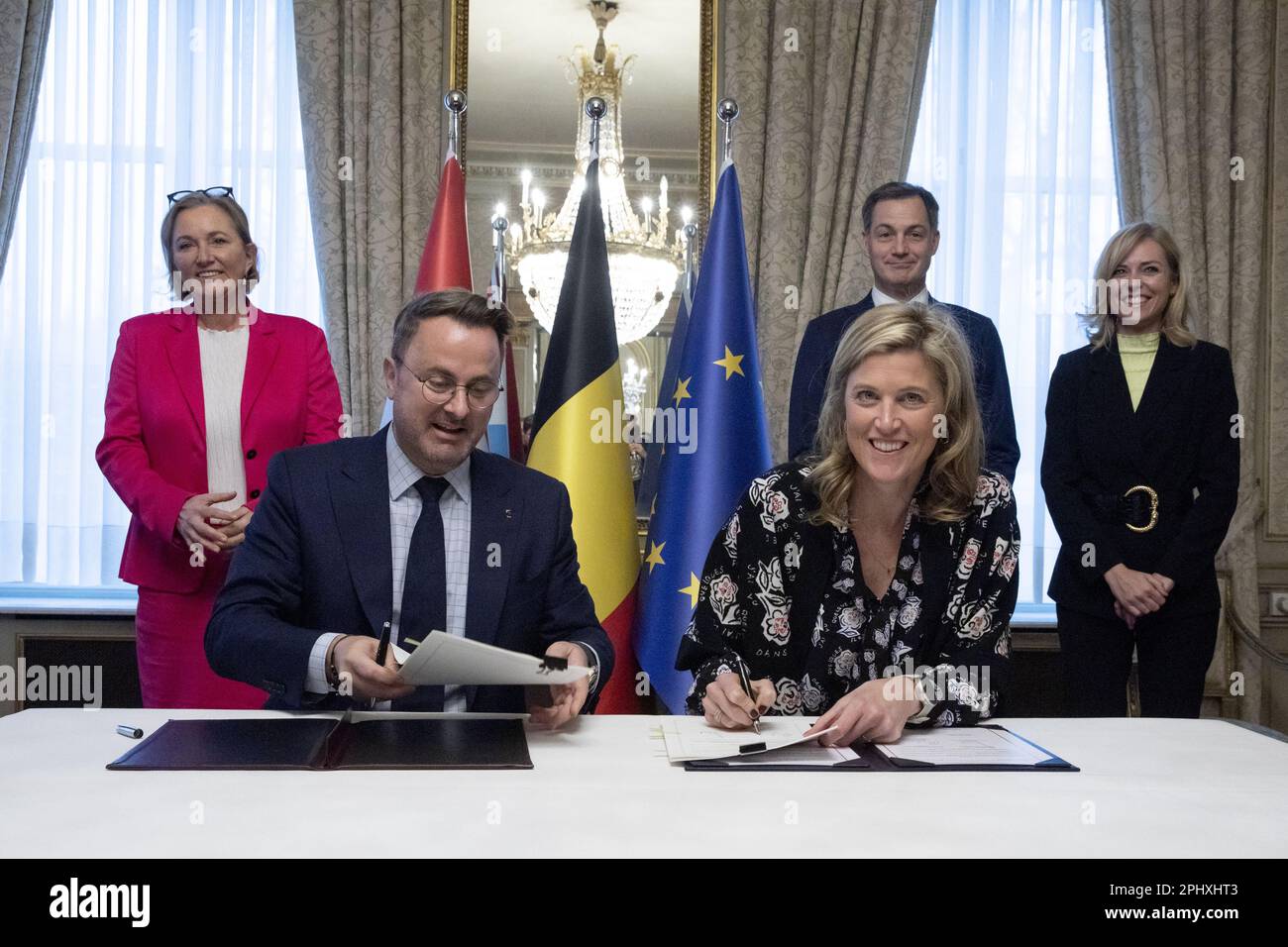 Bruxelles, Belgio. 29th Mar, 2023. Il vice primo ministro lussemburghese Paulette Lenert, il primo ministro lussemburghese Xavier Bettel, il ministro degli interni Annelies Verlinden, il primo ministro Alexander De Croo e il ministro degli interni lussemburghese Taina Bofferding posano per il fotografo durante una cerimonia di firma dopo il vertice di Gaichel, Un incontro diplomatico tra il Belgio e il Granducato di Lussemburgo mercoledì 29 marzo 2023 a Bruxelles. BELGA PHOTO HATIM KAGHAT Credit: Belga News Agency/Alamy Live News Foto Stock