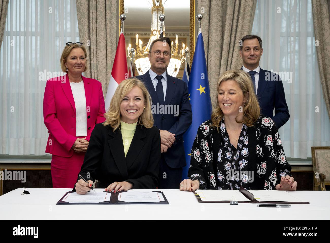 Bruxelles, Belgio. 29th Mar, 2023. Il vice primo ministro lussemburghese Paulette Lenert, il ministro lussemburghese degli interni Taina Bofferding, il primo ministro lussemburghese Xavier Bettel, il ministro degli interni Annelies Verlinden e il primo ministro Alexander De Croo posano per il fotografo durante una cerimonia di firma dopo il vertice di Gaichel, Un incontro diplomatico tra il Belgio e il Granducato di Lussemburgo mercoledì 29 marzo 2023 a Bruxelles. BELGA PHOTO HATIM KAGHAT Credit: Belga News Agency/Alamy Live News Foto Stock