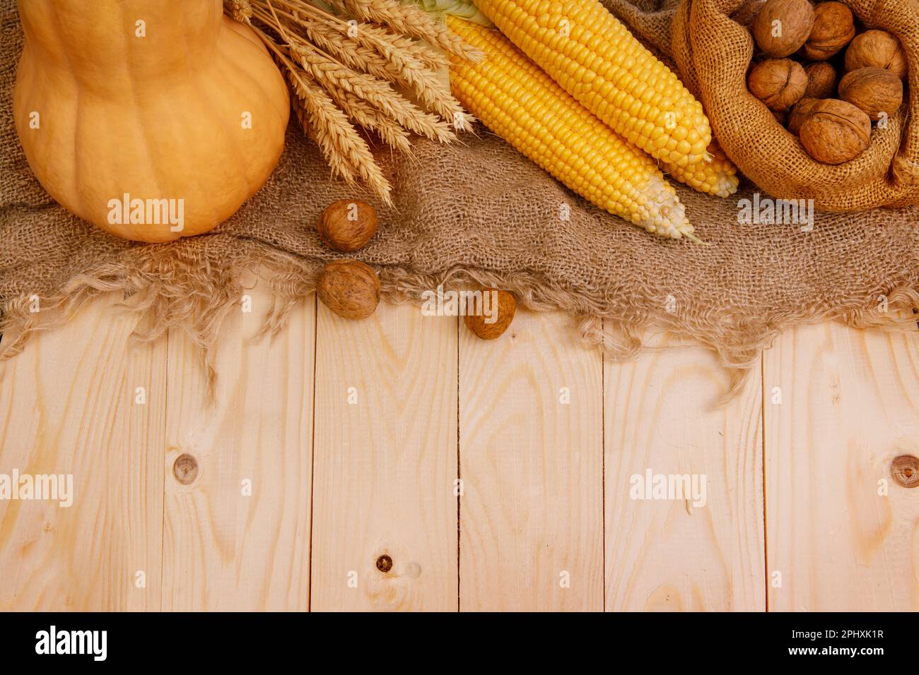 Tavolo in legno con zucche, corni e decorazione autunnale primo piano Foto Stock