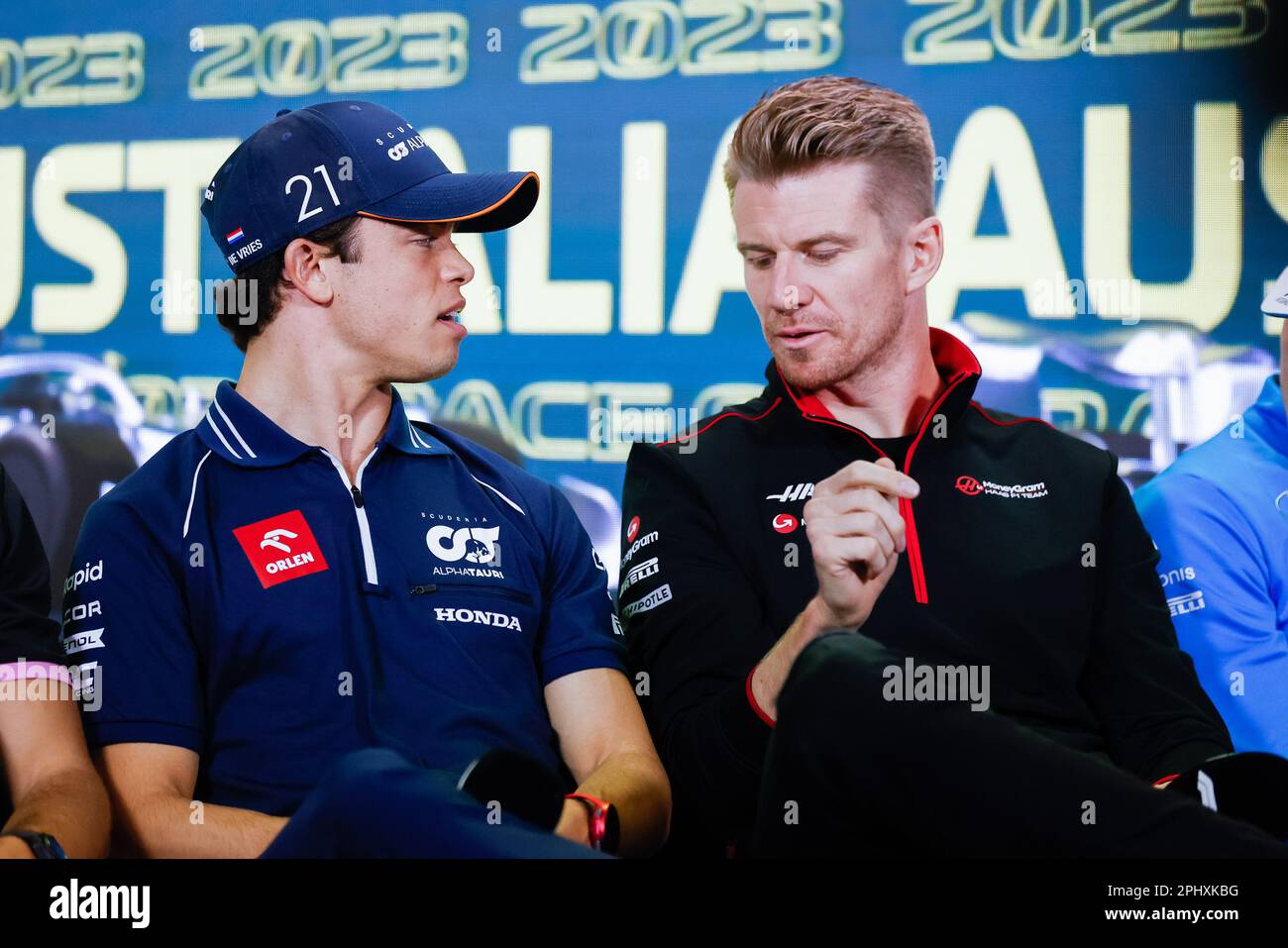 Melbourne, Australia. 30th Mar, 2023. Nyck De Vries dei Paesi Bassi e la Scuderia AlphaTauri e Nico Hulkenberg della Germania e il Team MoneyGram Haas F1 nella Conferenza Stampa in vista del Gran Premio d'Australia di Formula uno all'Albert Park Circuit di Melbourne. Credit: SOPA Images Limited/Alamy Live News Foto Stock
