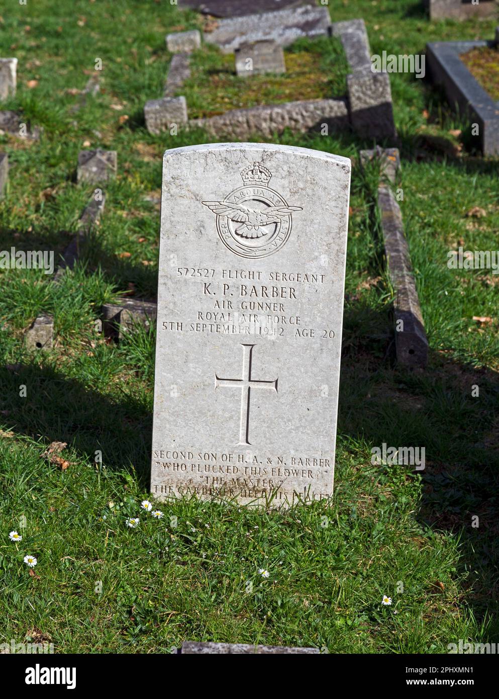 La tomba del sergente di volo K P Barber nel cimitero di Milton Road a Weston-super-Mare, Regno Unito Foto Stock