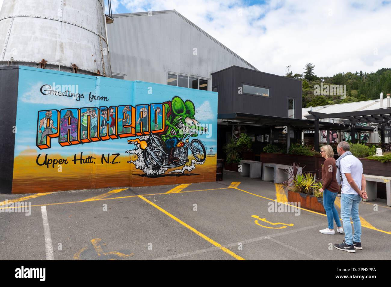 Panhead birreria a Brewtown, in Upper Hutt, Nuova Zelanda, un'attrazione turistica con numerose birrerie artigianali e una distilleria. Visitatori Foto Stock