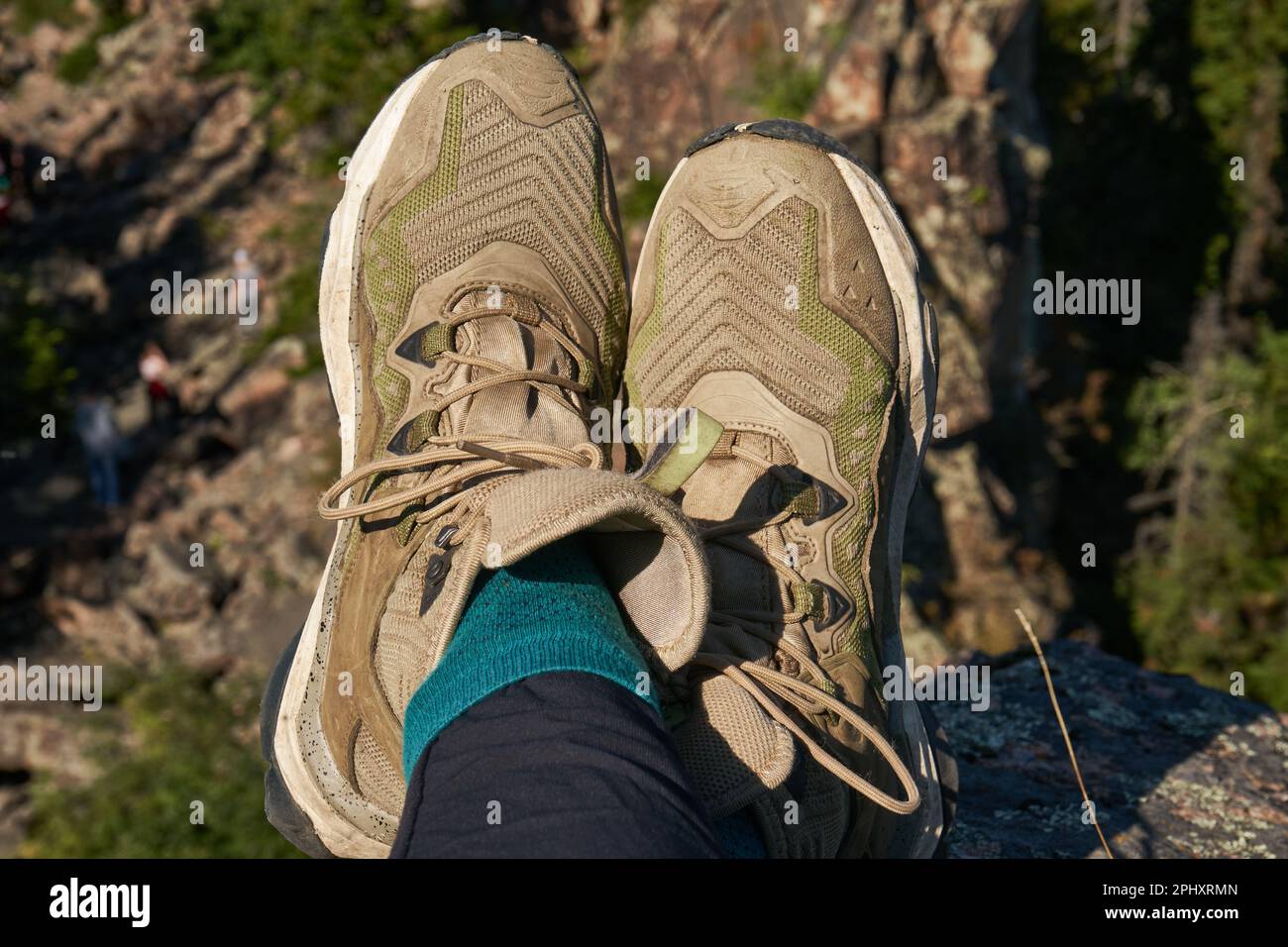 Scarpe da trekking leggere in verde-marrone sui piedi Foto Stock