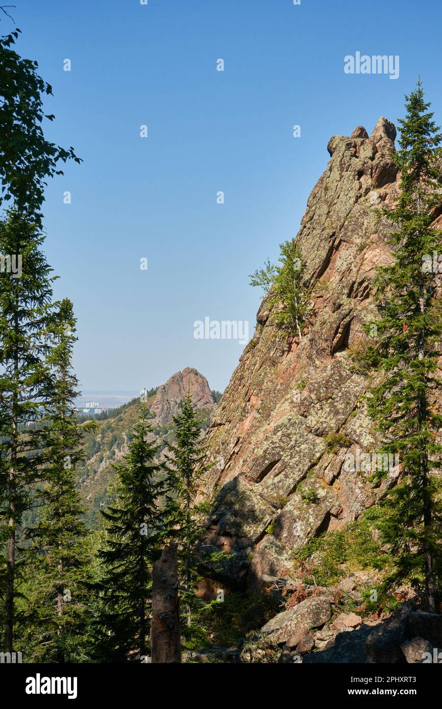 Granito rocce circondato da foresta di conifere. Estate in taiga, parco nazionale in Siberia Foto Stock