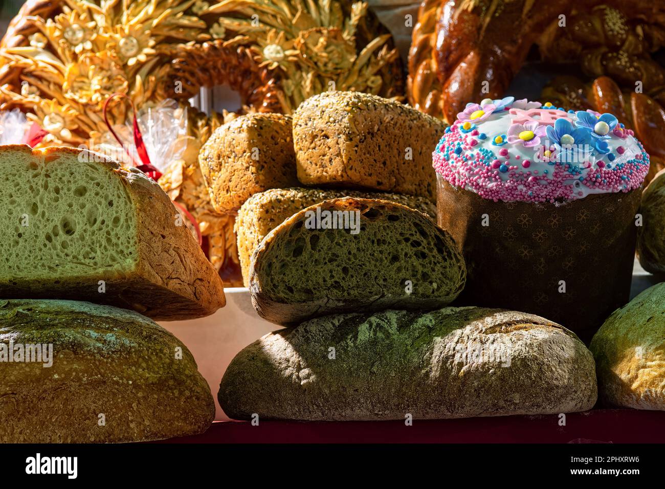 Vari tipi di pane tradizionale in panetteria alla vigilia della Pasqua Ortodossa. Foto Stock