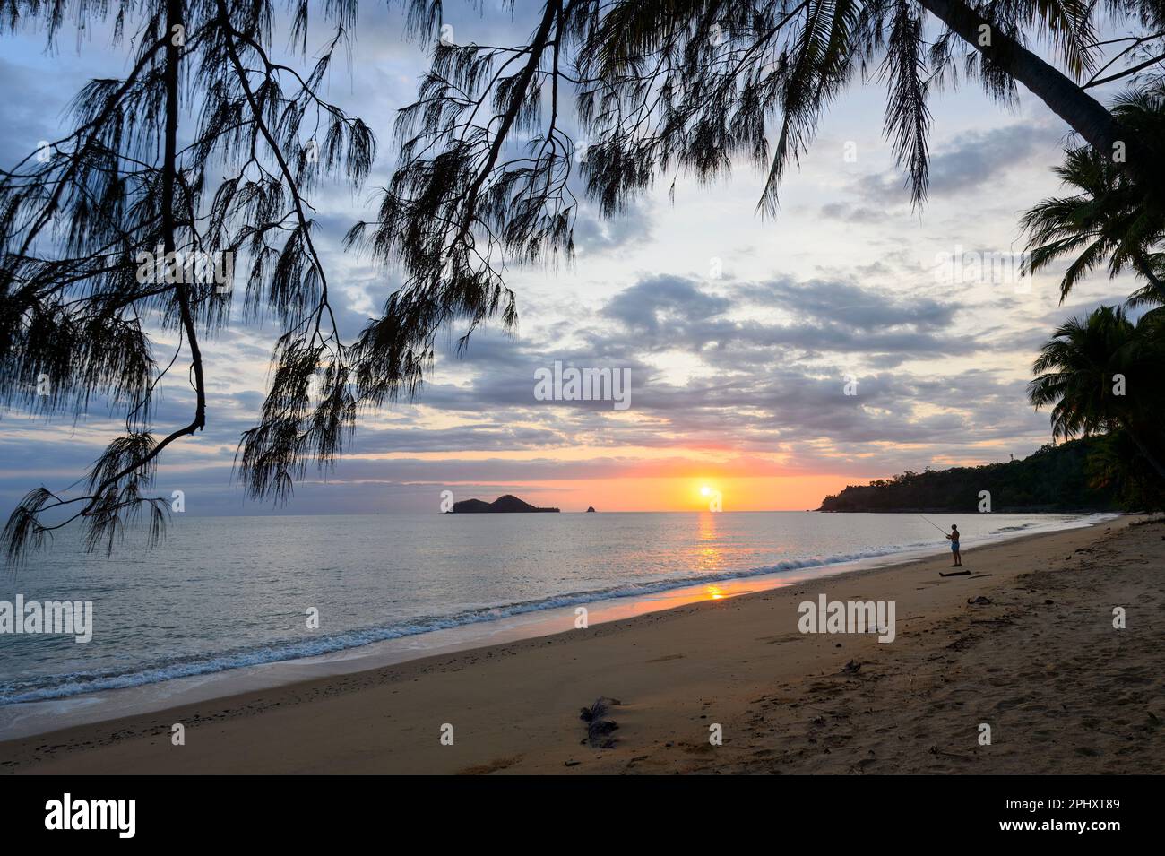 Pescatore soleggiato all'alba, Ellis Beach, Cairns Northern Beaches, far North Queensland, FNQ, QLD, Australia Foto Stock