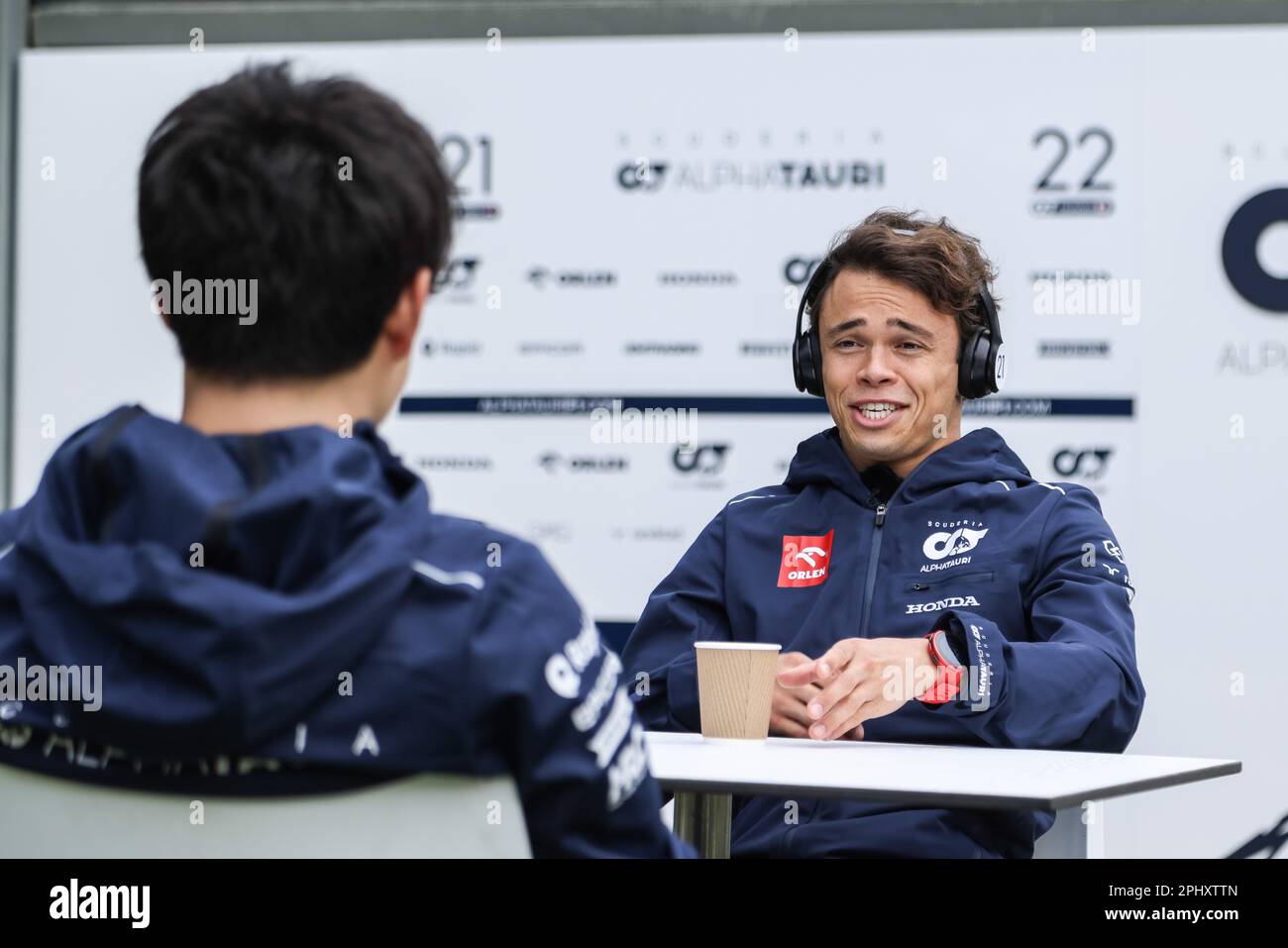 Melbourne, Australia. 29th Mar, 2023. Nyck De Vries dei Paesi Bassi e Yuki Tsunoda del Giappone e della Scuderia AlphaTauri interagendo nel paddock in vista del Gran Premio d'Australia di Formula uno all'Albert Park Circuit di Melbourne. Credit: SOPA Images Limited/Alamy Live News Foto Stock