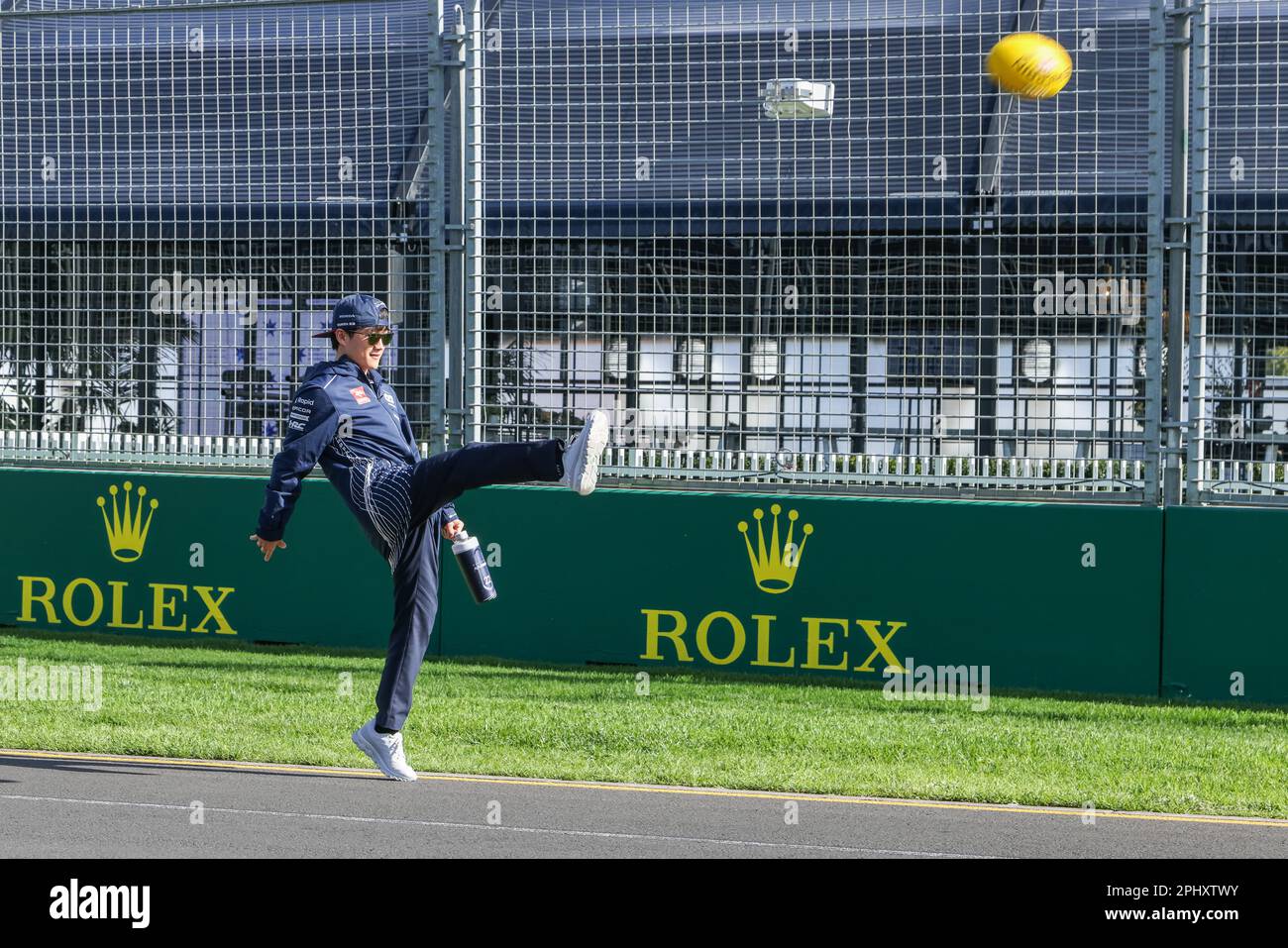 Melbourne, Australia. 29th Mar, 2023. Yuki Tsunoda del Giappone e della Scuderia AlphaTauri hanno calciato un calcio AFL in pista in vista del Gran Premio d'Australia di Formula uno all'Albert Park Circuit di Melbourne. Credit: SOPA Images Limited/Alamy Live News Foto Stock